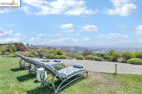 13445 Campus Dr, Oakland CA  94619-3711 exterior