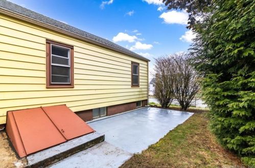 18 Phillips St, United States Coast Guard Ac CT  06320-2619 exterior