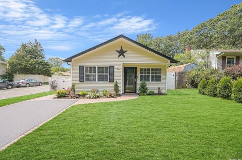 86 Washington Ave, Holtsville, NY 11742-1029