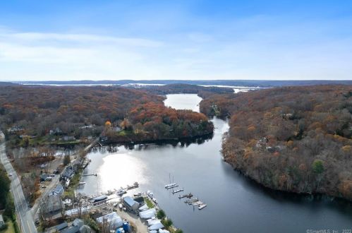 7 Cove Rd, Lyme CT  06371-3402 exterior