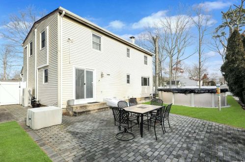 4 Rustic Gate, Panamoka NY  11961-2125 exterior