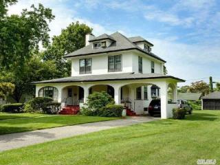 153 Windsor Ave, Brightwaters, NY 11718-1508