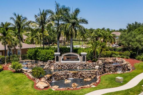 14254 Manchester Dr, Naples FL 34114-8624 exterior