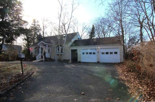 331 Centre Ave, North Lindenhurst, NY 11757-3914