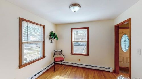 62 May St, Bridgeport, CT 06606-2432