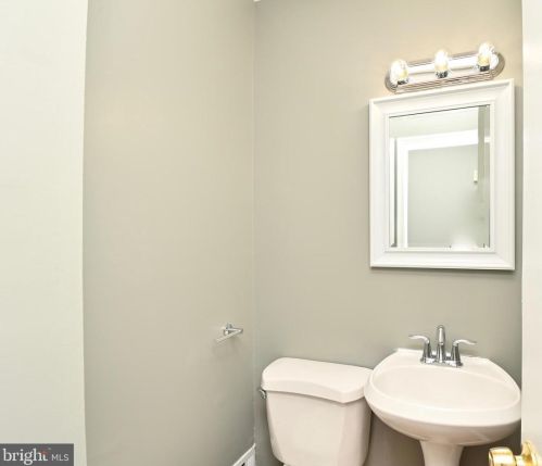 6153 Roxbury Ave, Springfield VA  22152-1625 exterior