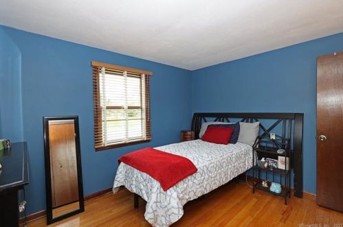 15 Benneville Rd, Milford CT  06461-2432 exterior