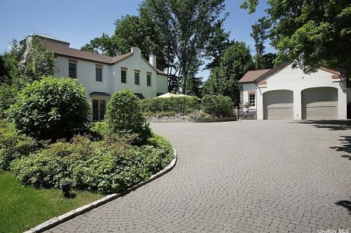 45 Clock Tower Ln, Westbury, NY 11568-1003