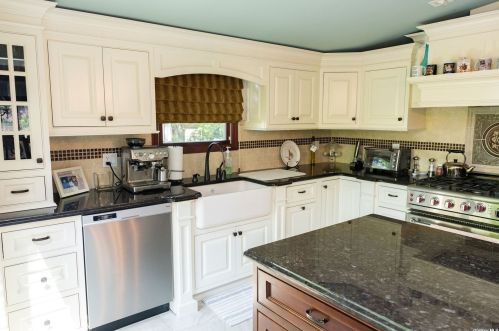 275 Continental Dr, New Hyde Park, NY 11040-1005