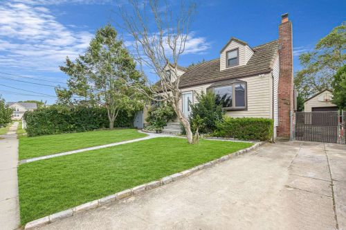 19 Dewey Pl, North Lindenhurst, NY 11757-5903