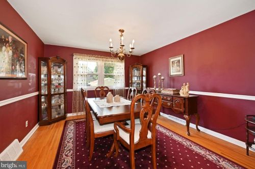 210 Wayne Dr, Riverton NJ  08077-3843 exterior