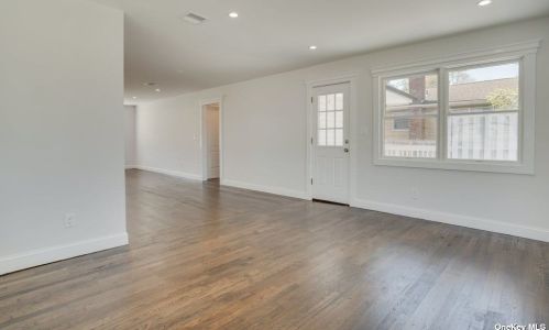 50 Arbour St, West Islip NY  11795-1015 exterior