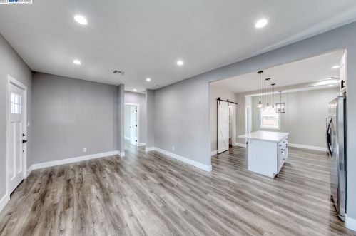 6141 Hayes St, Oakland, CA 94621-4133