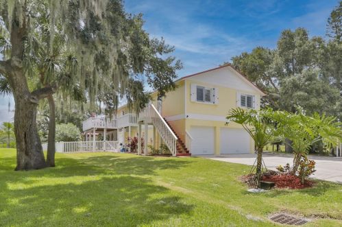 1204 Frisbie Rd, Ruskin, FL 33570-2832