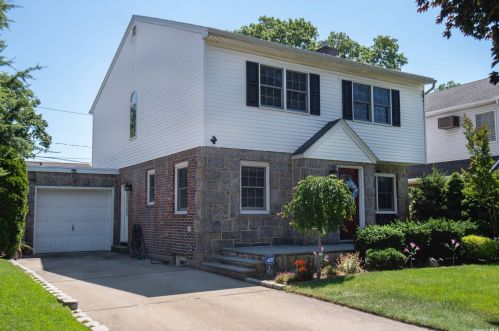 34 Willow Rd, New Hyde Park, NY 11040-3326
