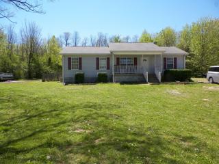 1218 Locust St, Westmoreland, TN 37186-2318