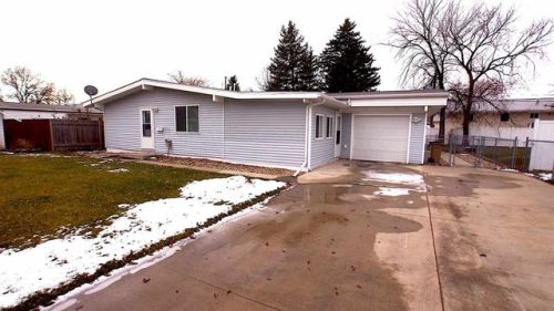 104 24th St, Minot, ND 58701-3377