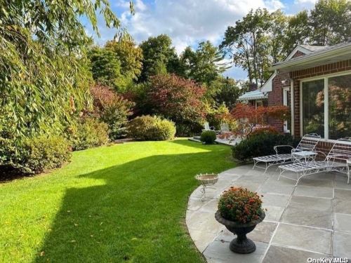 7 Todd Ct, Williston Park, NY 11596-1424