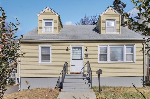 39 Price St, Bridgeport, CT 06610-2554