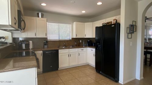 517 Marina Dr, Gilbert AZ 85233-6613 exterior