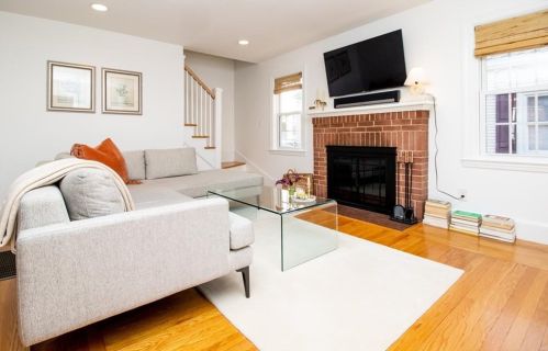 388 Sharon St, Providence, RI 02908-2219