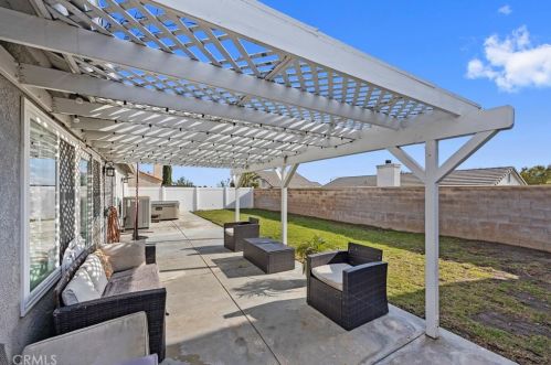 2869 Plaza Serena Dr, Rialto CA  92377-3437 exterior