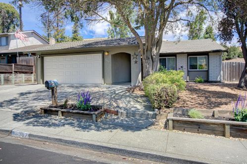 207 Panorama Dr, Benicia, CA 94510-1513