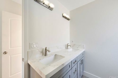 6128 Village Rd, Lakewood CA  90713-3131 exterior