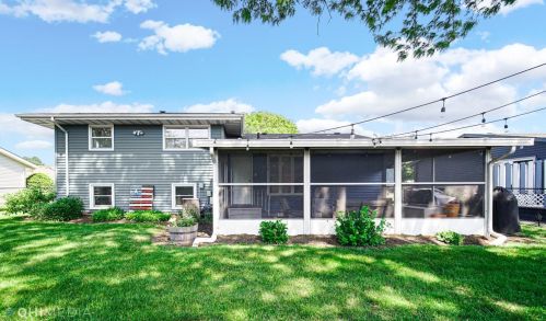 9122 Hawthorne Dr, Hammond, IN 46321-3230