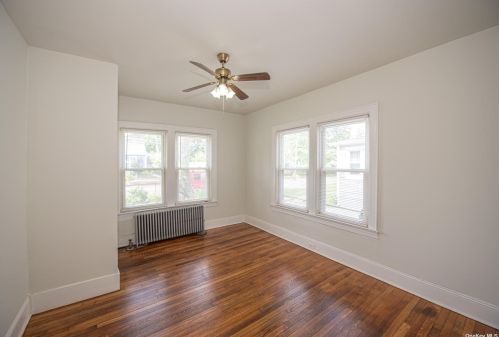 46 Redington St, Bayshore, NY 11706-7432