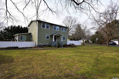 18 Carman Blvd, Brookhaven, NY 11719-9429