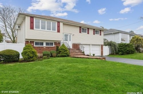 2599 Irene Ln, Seaford, NY 11783-3531