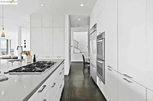 1560 Grand View Dr, Berkeley CA 94705-1637 exterior