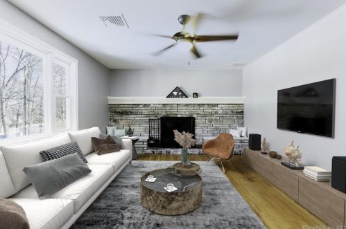 8 Carmelo Rd, Bristol, CT 06010-2616