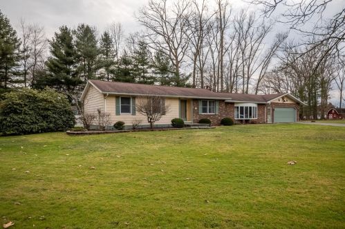 27 Woodbine Dr, Greenville, PA 16125-1123