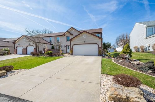 1462 Yorktown Dr, Lawrence, PA 15055-1033