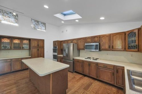 2856 Brookfield Dr, Yorktown Hgts NY  10598-2402 exterior