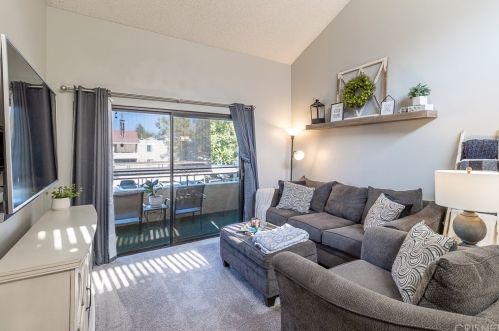 18830 Mandan St, Santa Clarita, CA 91351-3768