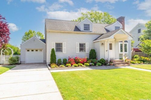 215 Maple Ave, Hempstead, NY 11553-1619