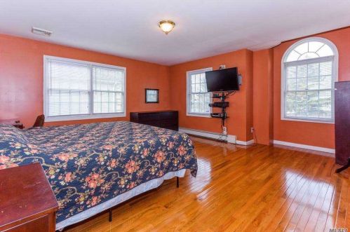 90 Primrose Dr, New Hyde Park NY  11040-2115 exterior