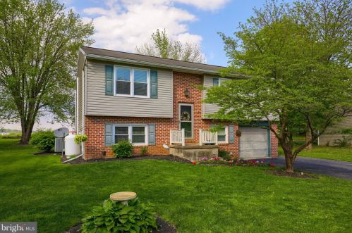 35 Allen Rd, Ephrata, PA 17522-9427