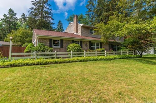 38 Lawrence Rd, Hyde Park, NY 12538-2426