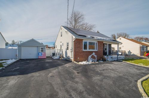 76 Herman Ave, Babylon, NY 11703-3206