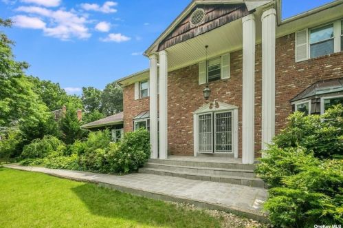 19 Sleepy Ln, Huntington Station, NY 11747-3220