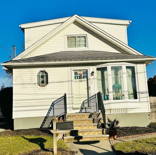 50 Hoffman Rd, New Hyde Park, NY 11040-4913