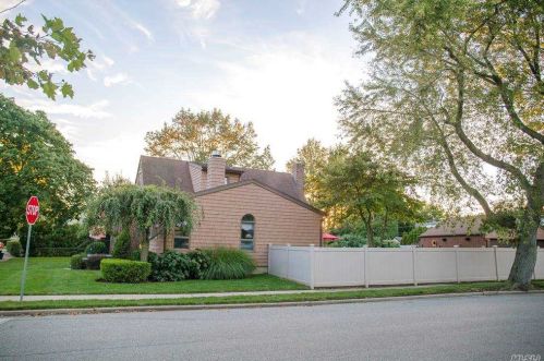 46 Maple Dr, New Hyde Park NY  11040-3152 exterior