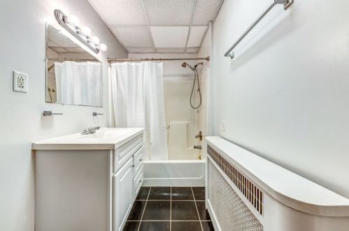 1025 Chartiers Ave, Pittsburgh PA  15220-4852 exterior