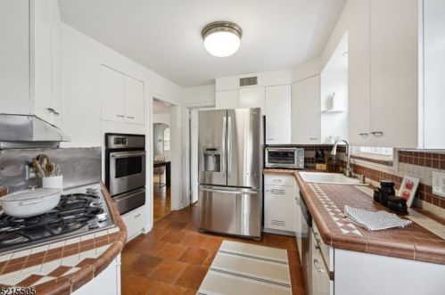 5 Walnut Ct, South Orange NJ  07079-1627 exterior