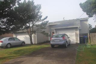 1027 Lake St, Newport, OR 97365-3224