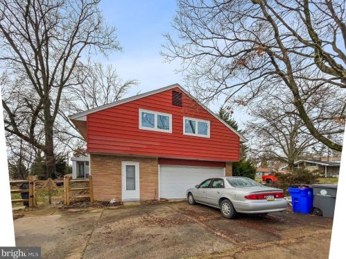 1046 Elmwood Dr, Pottstown PA  19464-3902 exterior